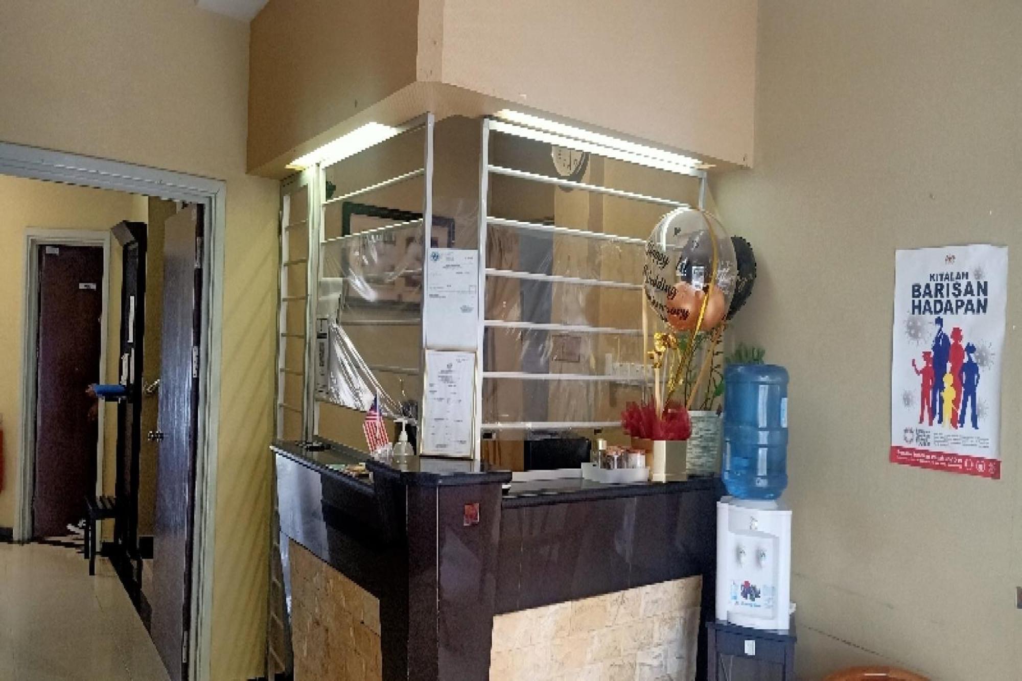 Oyo 90411纳闽佩尔达纳酒店 拉布安 外观 照片