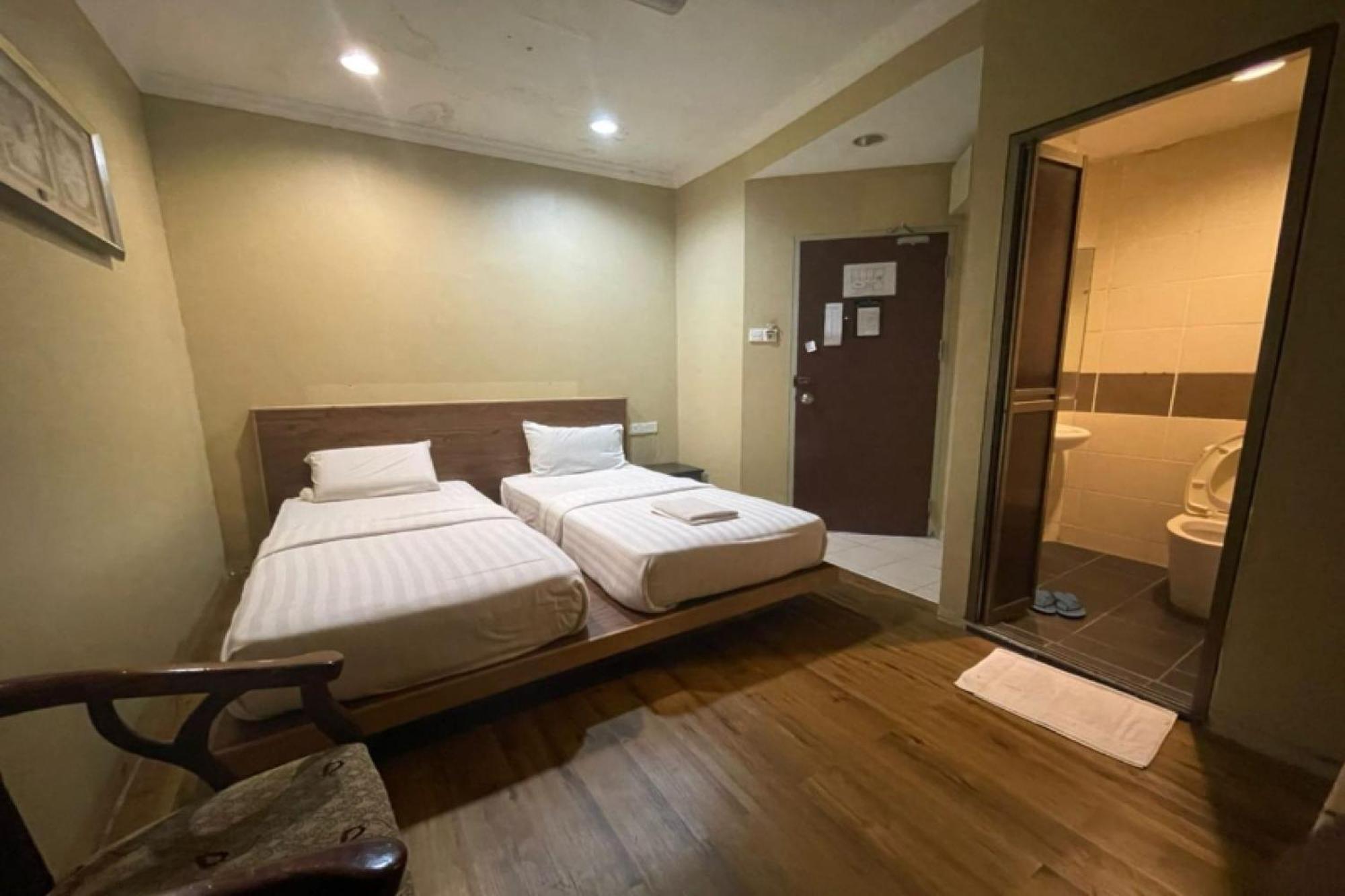 Oyo 90411纳闽佩尔达纳酒店 拉布安 外观 照片